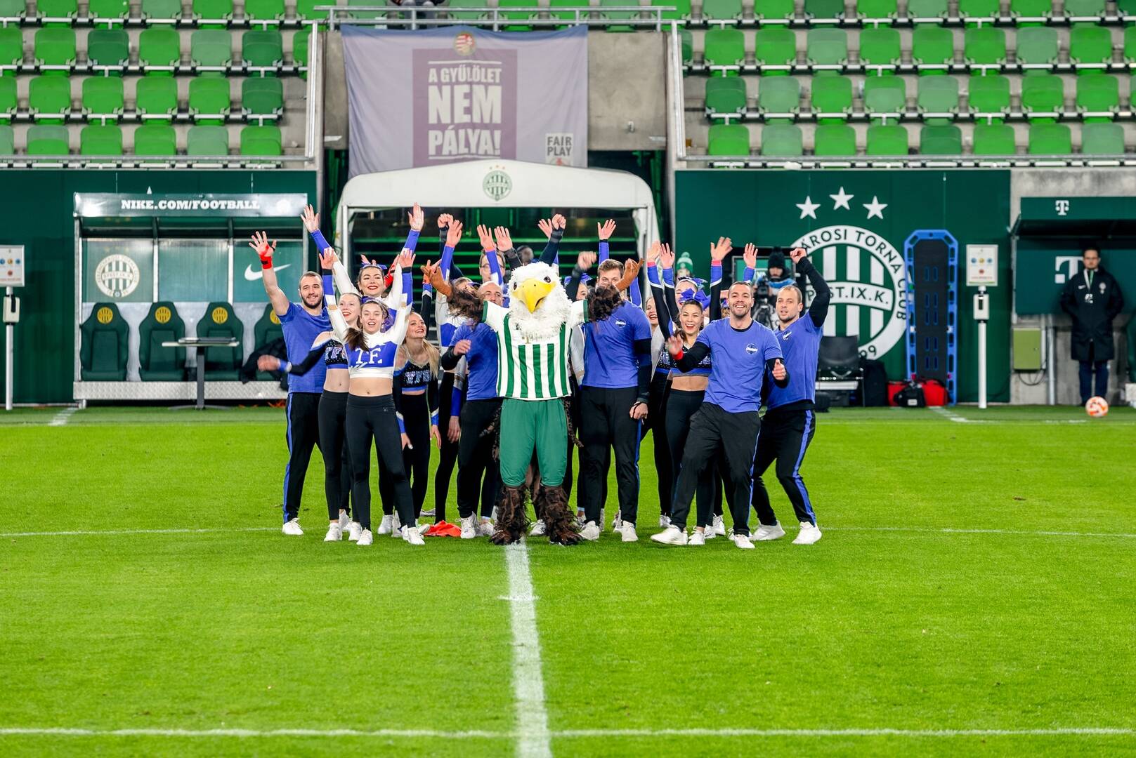 A TFSE cheerleaderei is szórakoztatták a közönséget a FradiÚjpest futballmeccsen 2