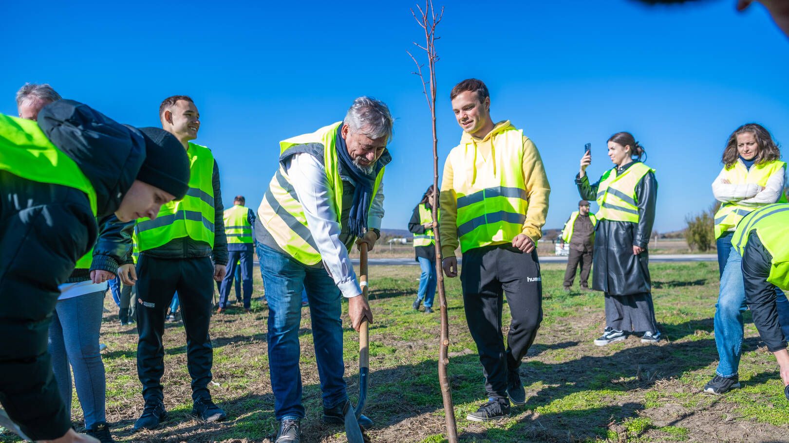 Száz fát ültetett a jövőre százéves TF Kápolnásnyéken